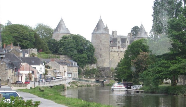 Spacious, beautifully restored Farmhouse in quiet rural Hamlet near Josselin, Brittany