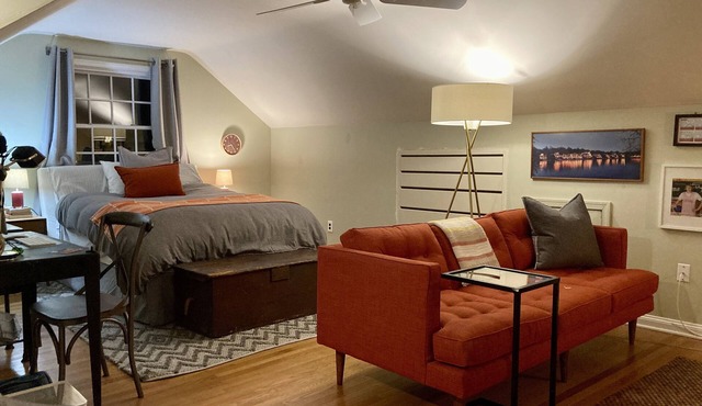 Spacious bedroom in Gladwyne close to main line colleges, center city and more