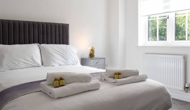 Spacious Bedroom |Own Bathroom|Contractor Friendly