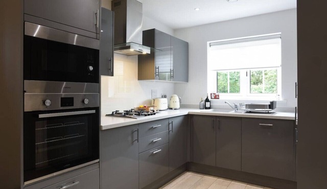 Spacious Bedroom with En-Suite | Contractor Friendly