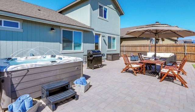 Spacious Bellemont Cabin w/Jacuzzi + Mtn View!