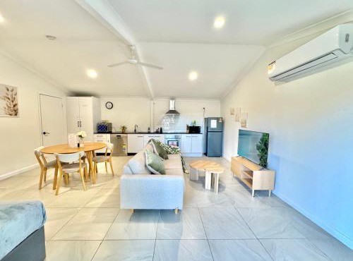 Spacious Belmont Granny Flat Easy Access to CBD & Bayside