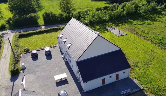 Spacious Berry Cottage with Garden, Games and Parking