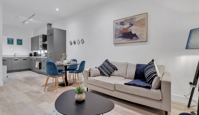 Spacious Bham City Centre 2 Bed Apt + Sky TV|Netflix|Games, Walk To Bullring