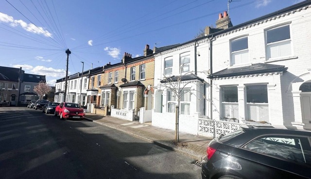 Spacious big house with a lovely patio, perfect for relaxing in Tooting
