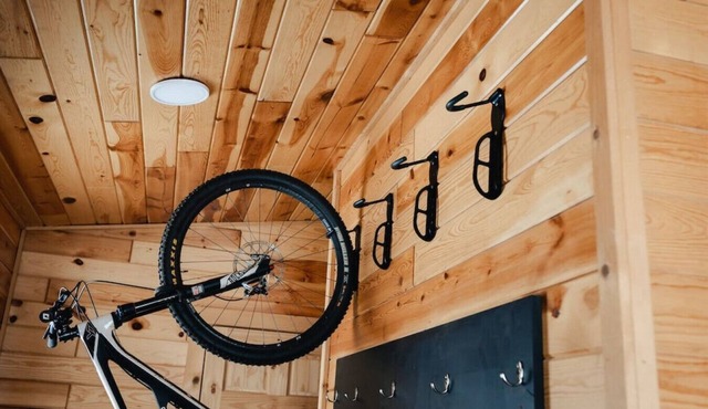 Spacious Bike-friendly Home: Fire Pit, Rainfall Shower