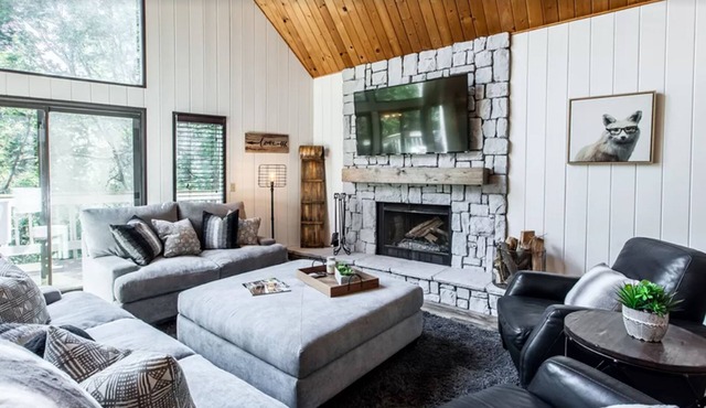 SPACIOUS BLUE JAY CABIN WITH VAULTED CEILINGS!