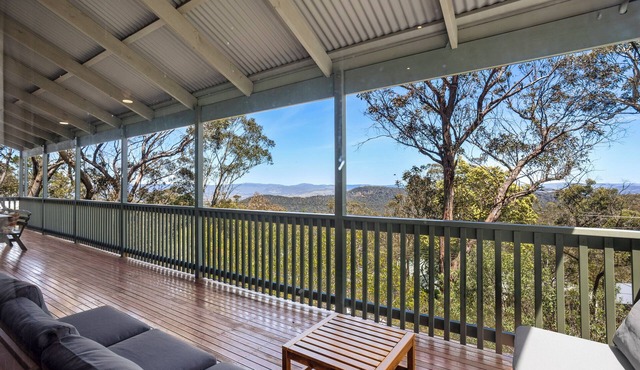 Spacious Blue Mountains Retreat with Stunning Views