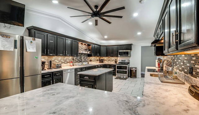 Spacious Bowling Green Home w/Hot Tub & Pool!