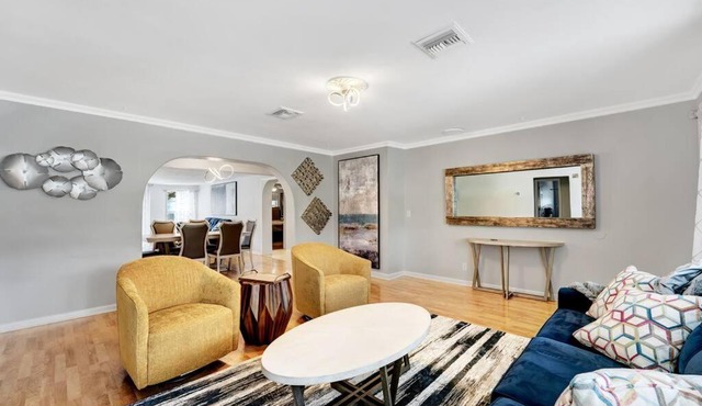 Spacious Boyton Beach 4BR with pool near beach