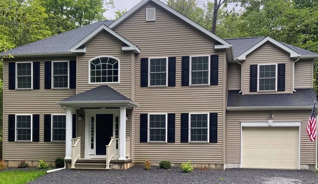 Spacious brand new 4-bedroom house in wonderful Big Bass Lake with AC