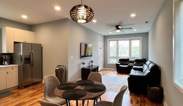 Spacious brand new condo - 15 min from downtown Chicago! Sleeps 6