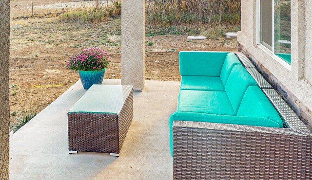 Spacious brand new home w/mountain views, gas fireplace & firepit