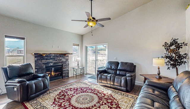 Spacious brand new home w/mountain views, gas fireplace & firepit