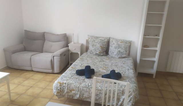 SPACIOUS, BRAND-NEW, VERY BRIGHT AND TASTEFULLY DECORATED KESSLER STUDIO.