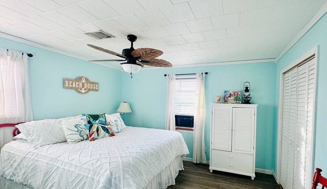 Spacious Breezy Shore Cottage, centrally located in Port O’Connor TX