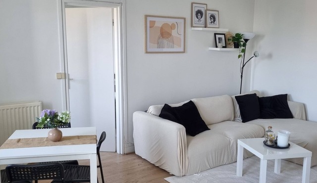 Spacious, bright apartment in very quiet residence 8min walk from RER A station