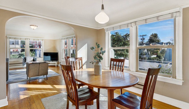 Spacious, bright 1br in central Capitol Hill location