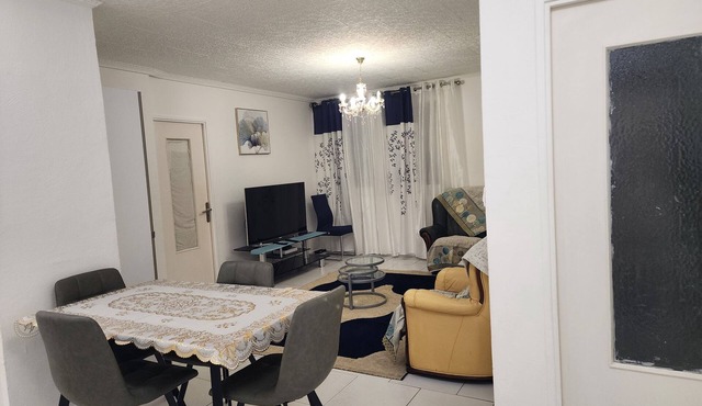Spacious, bright 3-bedroom T4 apartment-Calm, comfortable & within easy reach of downtown