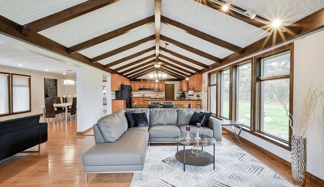 Spacious~Bright~3BR~Pool~Foosball~Sauna