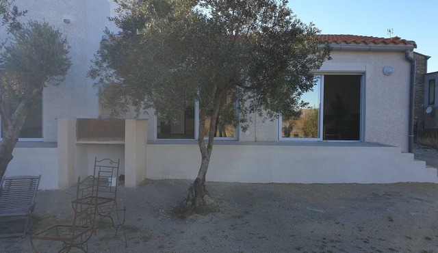 Spacious, bright, air-conditioned T2 with large garden