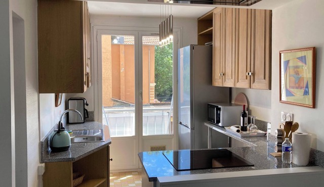 Spacious, bright and well located for 6P, parking