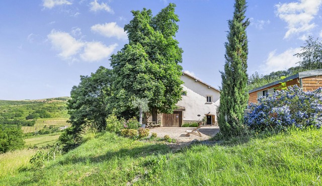 Spacious, Bright and Welcoming Gîte with Mountain View, Private Terrace and Air Conditioning