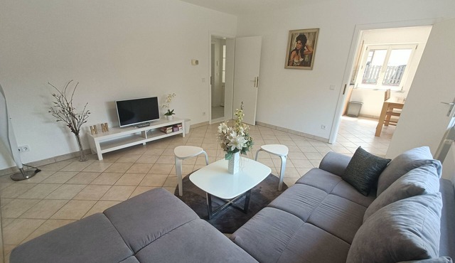 Spacious bright apartment in the green Taunus region - with private parking in Schlangenbad