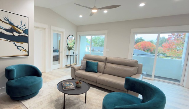 Spacious & Bright Apartment: Cozy, New & Steps to Everything