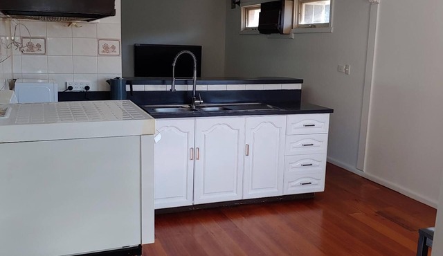 Spacious & Bright 4 Bedroom Family House & Garden