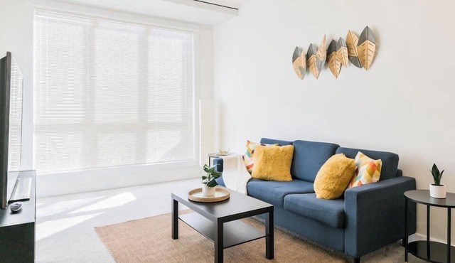 Spacious & Bright Condo 10 Min from DT | UG Stall