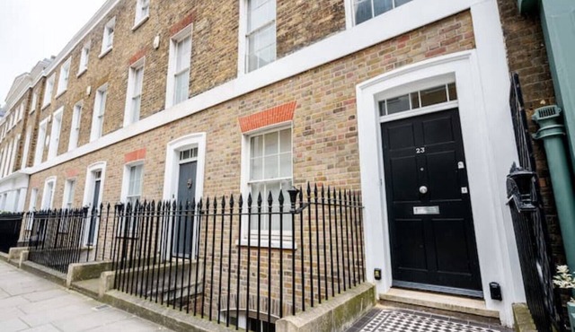 Spacious, Bright & Cosy ~ Ideal Victoria Location!