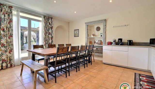 Spacious, bright gîte, ideal for large families or groups of friends.