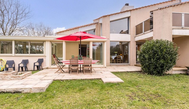 Spacious bright house, enclosed garden, Wi-Fi included