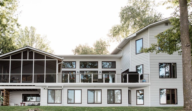 Spacious, bright & modern Gull Lake home - gentle elevation and sunsets