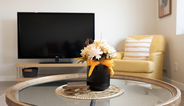 Spacious, Bright Suite Near Mountains & Downtown