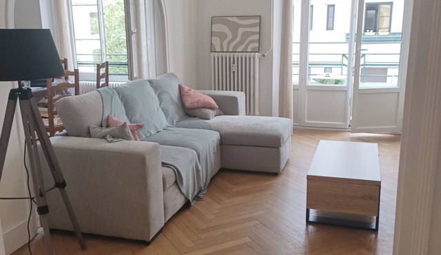 Spacious, bright T3 800m from the station