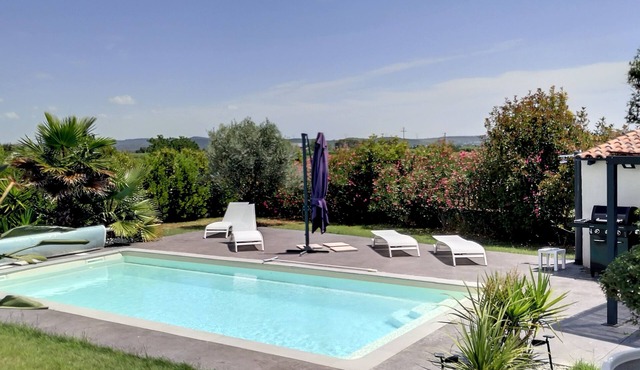 Spacious, bright villa with swimming pool