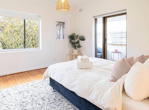 Spacious & bright with ocean views Balcony