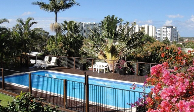 Spacious Broadwater family home, huge pool & fantastic views