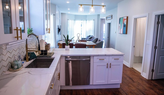 Spacious Brookfield Home Near Zoo – Sleeps 10. Walk to Metra