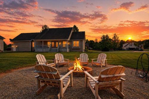 Spacious Buckner Retreat Theater & Game Room