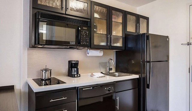 Spacious Budget-friendly Room w/Kitchenette Ideal for Extended or Short Stays
