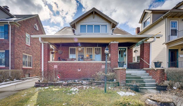 Spacious bungalow with 7 Beds in awesome Grosse Pointe Park!