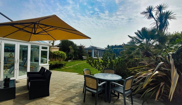 Spacious bungalow very near the beach with large garden