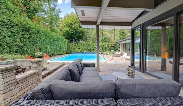 Spacious Bungalow, Heated Pool, Private Backyard