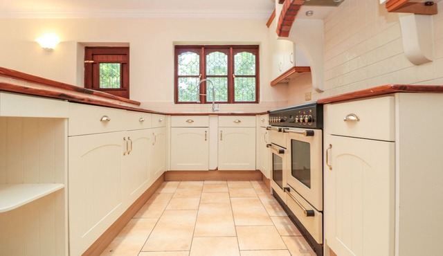 Spacious Bungalow on 0.7 Acre Plot- Little Warley