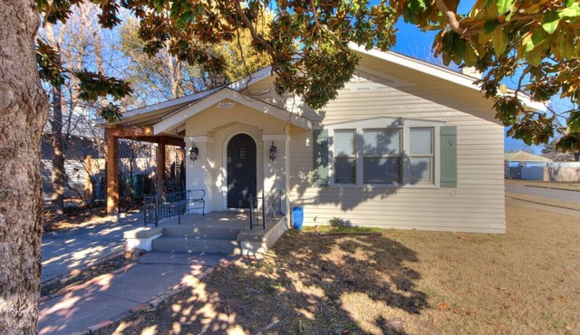 Spacious Bungalow W/Optional 1Bed Apt
