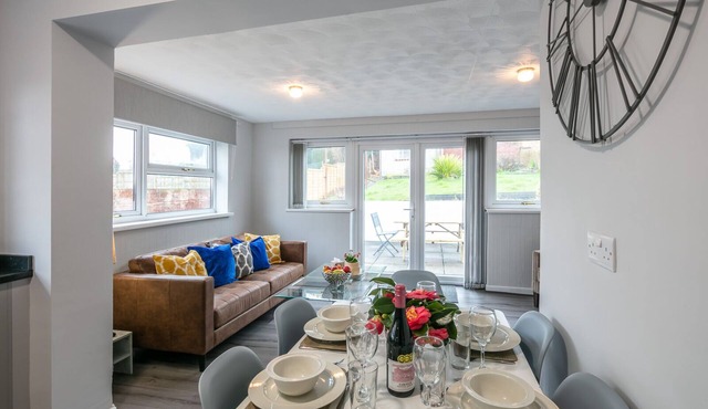 Spacious bungalow with sea views - Gower Coastline