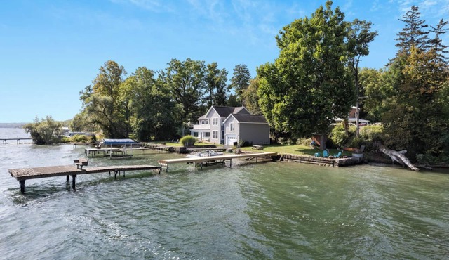 Spacious Bungalow with Private Lake Access. Stay with E.V.E